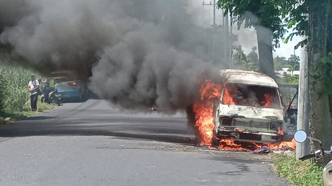 Tragis! Usai Isi BBM, Minibus Pengangkut Pakain Ludes Terbakar