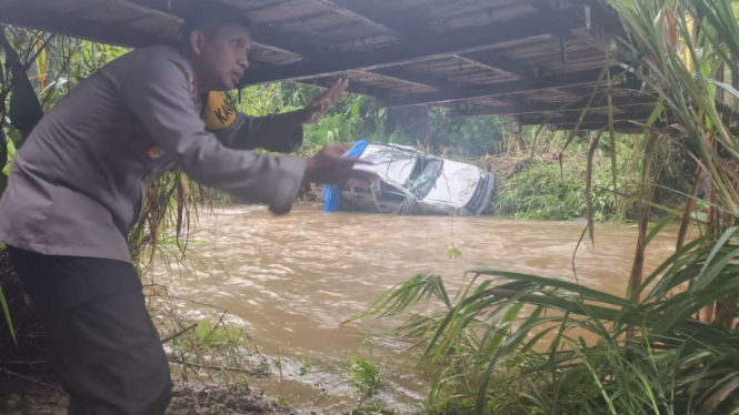 Sungai Meluap, Mobil Pemudik Asal Riau Hanyut, 8 Penumpang Tewas