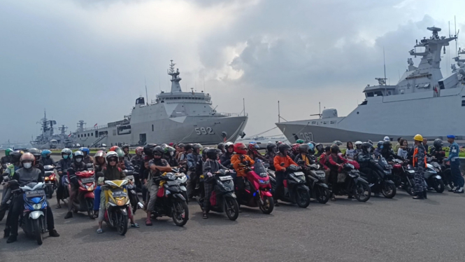 Ratusan Pemudik Motor Asal Jakarta di Kapal Perang Tiba di Surabaya