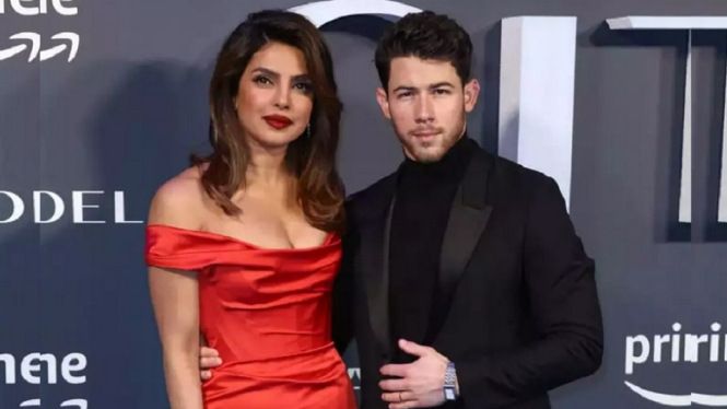 Nick Jonas Bagikan Video Gaun Merah Menyala Priyanka Chopra