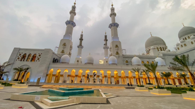 Ganjar Dampingi Jokowi Shalat Ied di Masjid Sheikh Zayed Solo