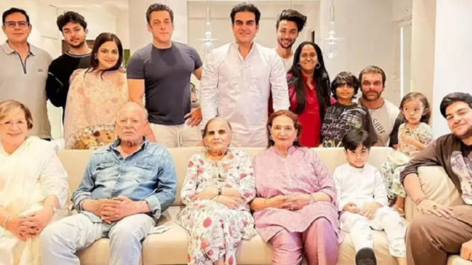 Salman Khan Merayakan Idul Fitri Bersama Keluarga Besarnya