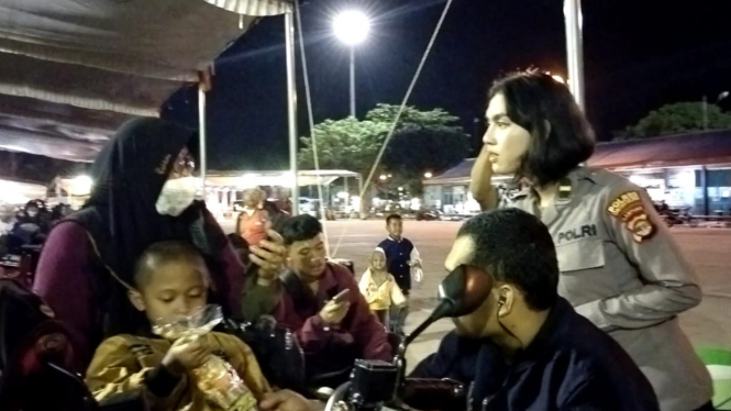 Aksi Polisi Cantik Bagikan Bingkisan Untuk Pemudik Cilik di Bakauheni