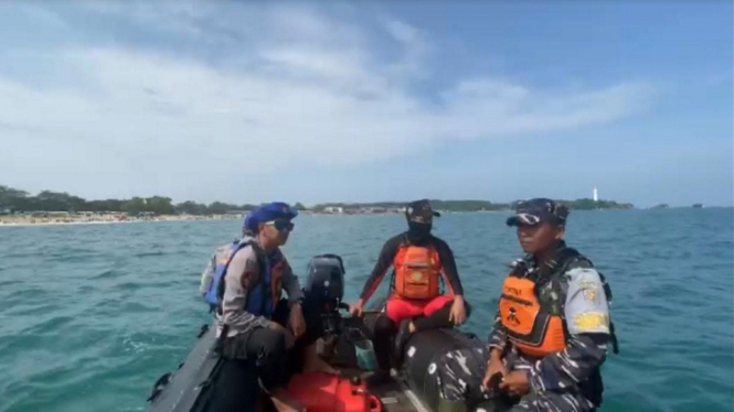 Petugas mencari dua wisatawan hilang tenggelam di Pantai Santolo.