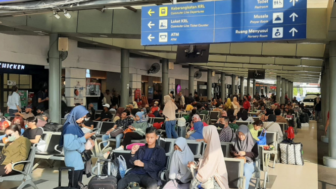 Arus Balik Pemudik di Stasiun Pasar Senen Jakarta Masih Meningkat