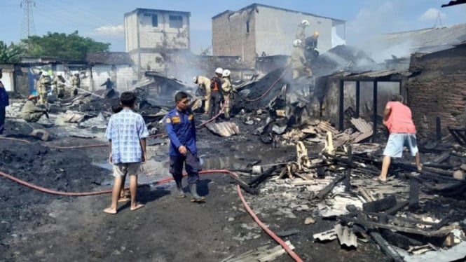 Gudang rongsok dan 3 rumah warga terbakar di Semarang.