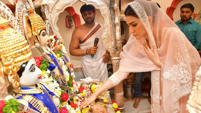 Kriti Sanon Berikan Sesajen ke Berhala di Kuil Ram Mandir