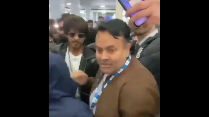 Ketika Shah Rukh Khan Dikerumuni Penggemar di Bandara Srinagar