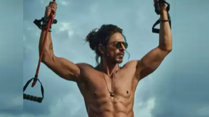 Terungkap, Ini Alasan Shah Rukh Khan Memakai Sanggul di Film Pathaan
