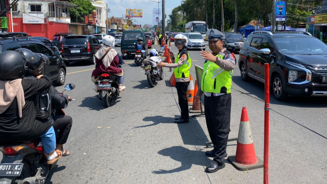 Petugas saat mengatur lalu lintas arus mudik dan balik Idul Fitri 2023