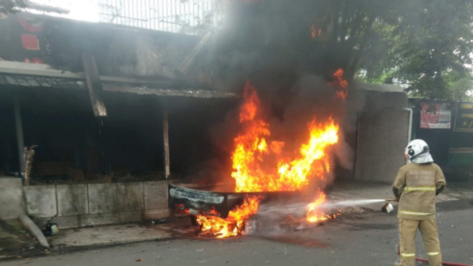 Tragis, Mobil Pikap Terbakar saat Melaju Menabrak Dua Sepeda Motor