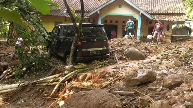 Rumah dan kendaraan tertimbun longsor di Sumedang, Jawa Barat.
