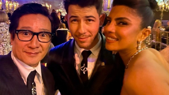 Priyanka Chopra dan Nick Jonas Foto Selfie dengan Ke Huy Quan