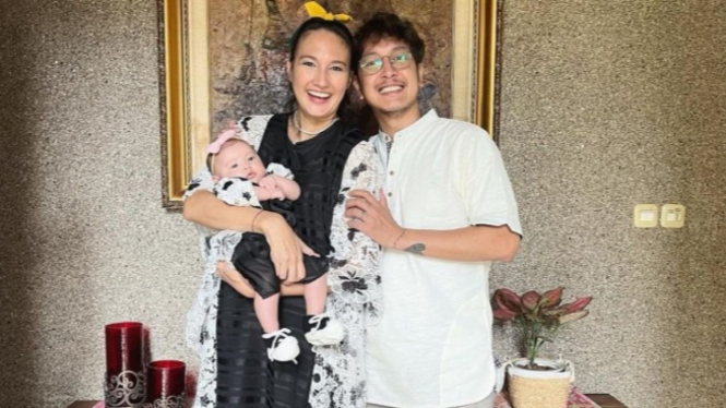 Nadine Chandrawinata, Dimas Anggara, dan anaknya