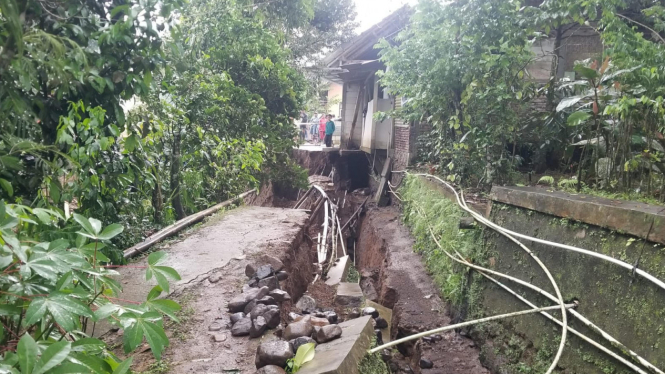 Bikin Ngeri Warga, Tanah Sepanjang 150 Meter Bergerak