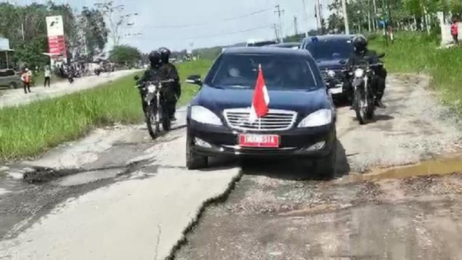 Mobil RI 1 Presiden Jokowi Tersangkut Jalan Rusak di Lampung