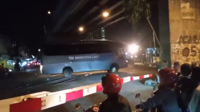 Pengemudi Bus TNI AL Menerobos Perlintasan Kereta Api Diperiksa