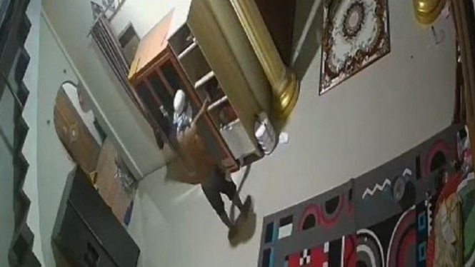 Residivis mencuri terekam CCTV.