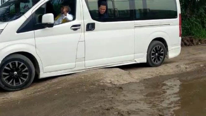 Mobil ditumpangi dua Menteri 'nyangkut' di Lampung Tengah.
