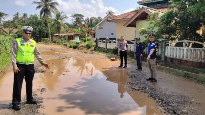 Dishub dan Satlantas Polres Pringsewu Lampung survei jalan yang rusak