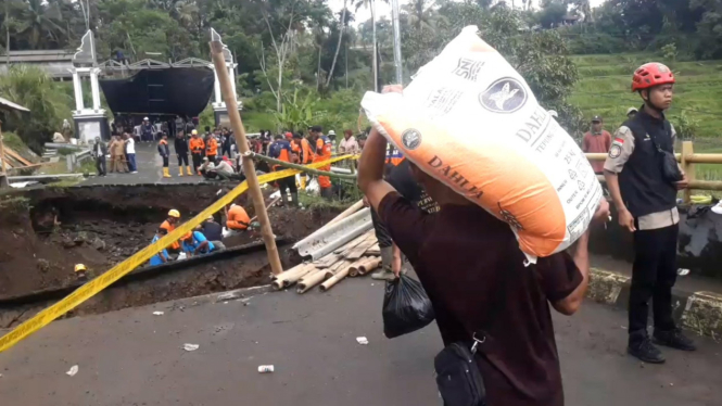 Imbas Jembatan  Ambruk,  Akses Dua Kecamatan di Tasikmalaya Terputus