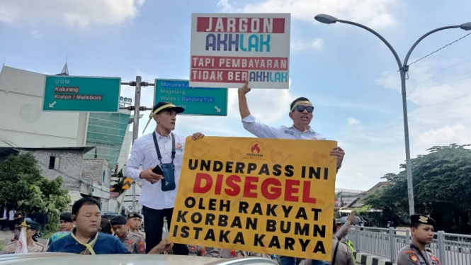 Massa korban Istaka Karya unjuk rasa menuntut pembayaran haknya