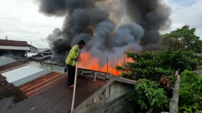 Kebakaran Hebat Menimpa Belasan Rumah Warga di Samarinda