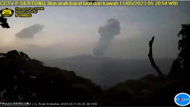 Gunung Anak Krakatau semburkan abu vulkanik