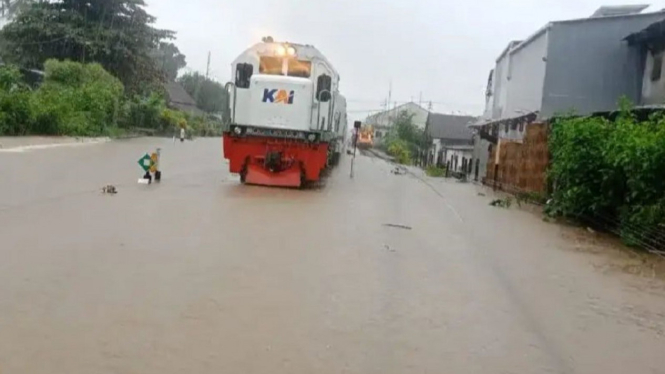 Lintasan Terendam Banjir, Perjalanan Kereta Api di Jember Terganggu