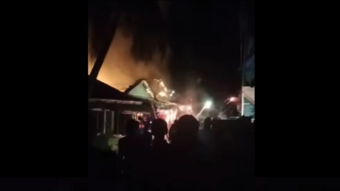 Video Kebakaran Hebat Menimpa Kios POM Mini BBM di Indramayu