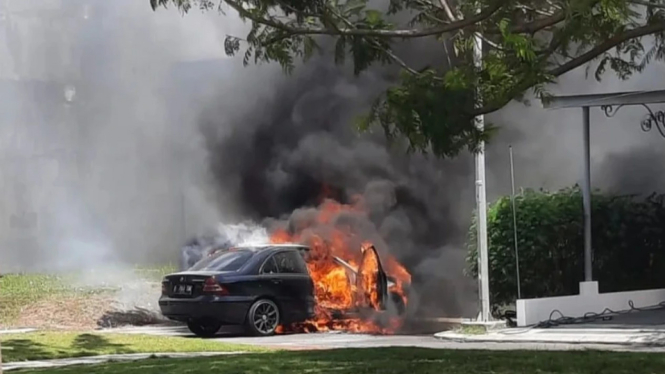 Detik-Detik Kebakaran Hebat Menimpa Mobil Mewah di Jakarta Garden City
