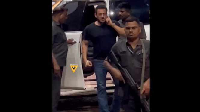 Salman Khan Turun dari Mobil Dikawal Super Ketat dengan Senjata Api