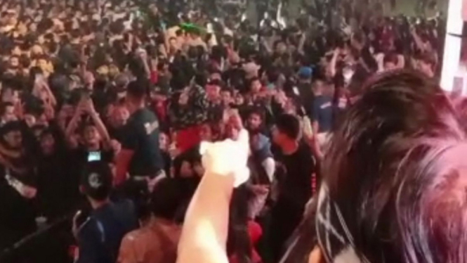 Konser Slank di Semarang Ricuh, Gas Air Mata Ditembakan Polisi