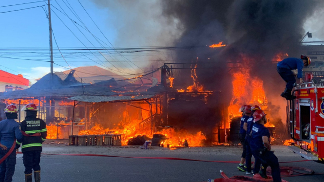 Kebakaran Hebat Menimpa Lima Bangunan Toko dan Rumah Milik Warga