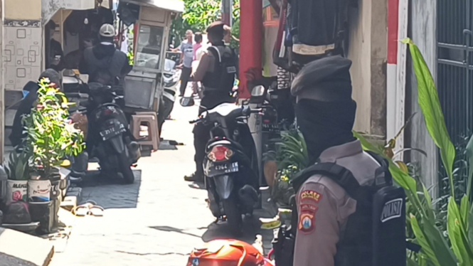 Densus 88 Geledah Rumah Terduga Teroris di Sido Rukun Surabaya