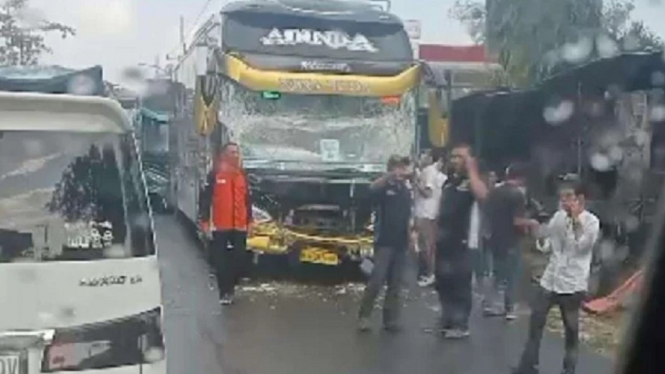 Bus Rombongan Jemaah Haji Asal Pamekasan Kecelakaan Beruntun
