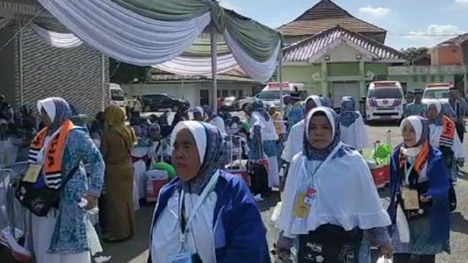 Ratusan Calon Haji Asal Lampung Gagal Berangkat ke Tanah Suci