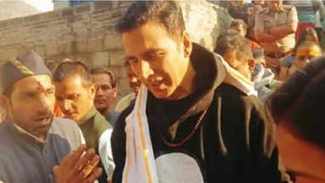 Video Akshay Kumar Panjatkan Doa di Badrinath Dham