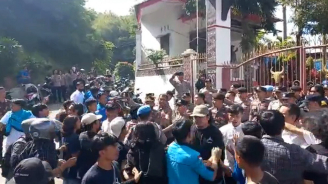 Demo Soal Jalan Poros Ricuh, Polisi dan Massa Terlibat Adu Jotos