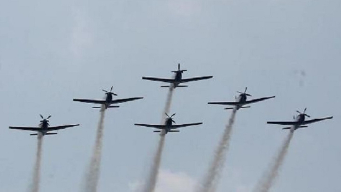7 Pesawat TNI AU Manuver Udara Aerobatic di Langit Lampung