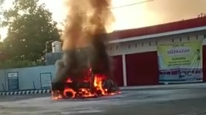 Sebuah Mobil Pickup Ludes Terbakar saat Mengisi BBM