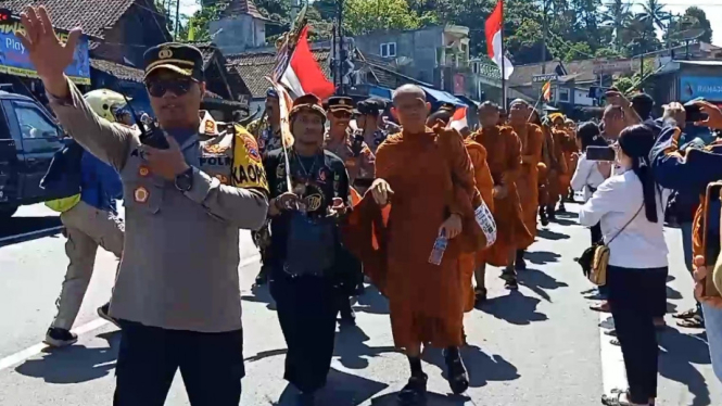 32 Biksu Thailand Nikmat Layanan Pijat Gratis dari Polres Temanggung
