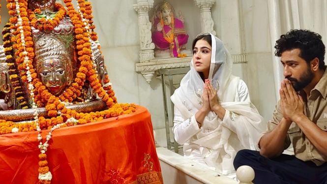 Beragama Islam, Sara Ali Khan Berdoa di Kuil saat Promosi Film