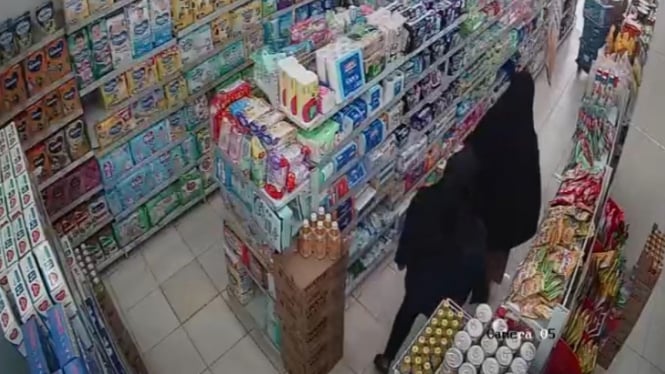 Dua Perempuan Berhijab Terekam CCTV Mencuri di Minimarket
