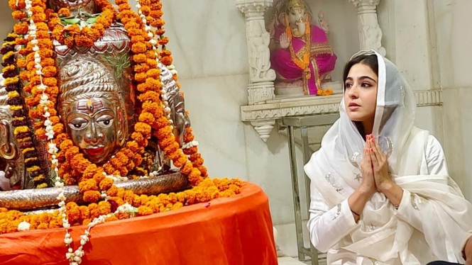 Sara Ali Khan Jawab Hujatan Netizen saat Berdoa di Kuil Mahakaleshwar