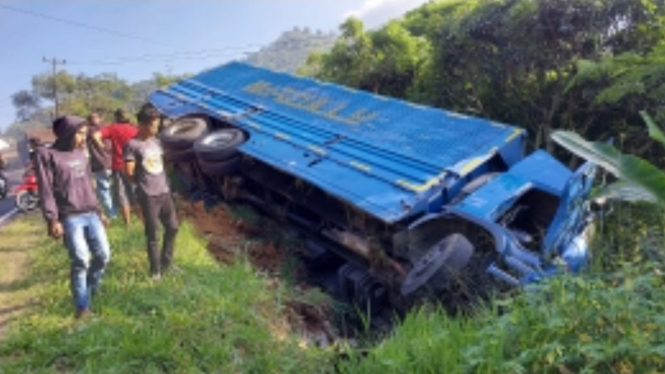 Rem Blong, Truk Kontainer Bermuatan Saus Terguling dan Masuk Jurang