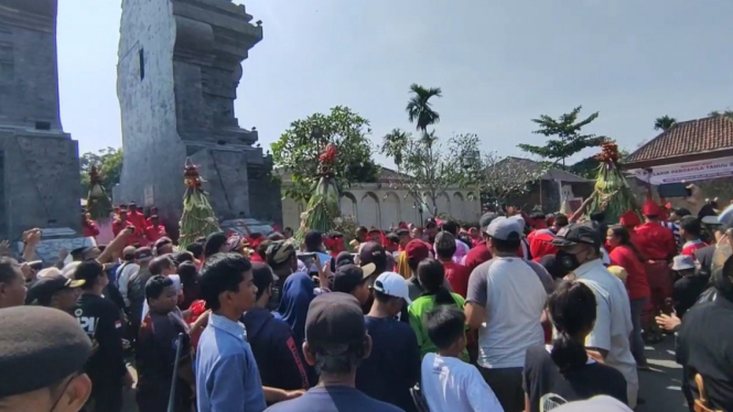 Hari Lahir Pancasila, Warga Berebut Tumpeng di Makam Bung Karno