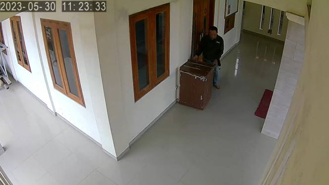 Nekat! Maling Kotak Amal Mushola di Siang Bolong Terekam CCTV