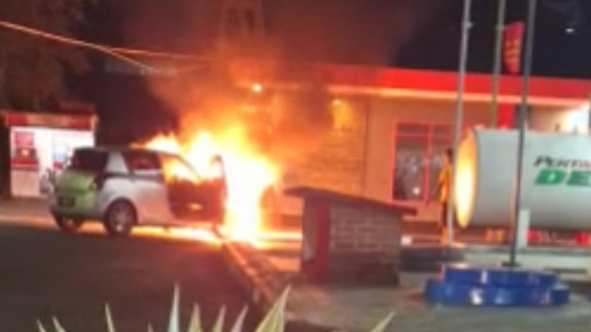 Mobil City Car Terbakar di SPBU, Pengemudi Wanita Panik dan Pingsan