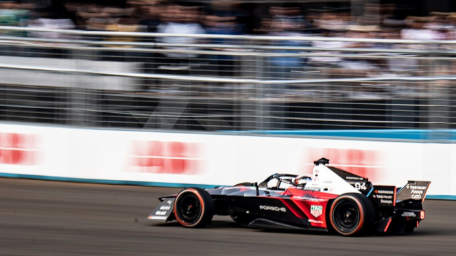 Pebalap E Pascal Wehrlein balapan Formula E 2023 Jakarta seri ke-10